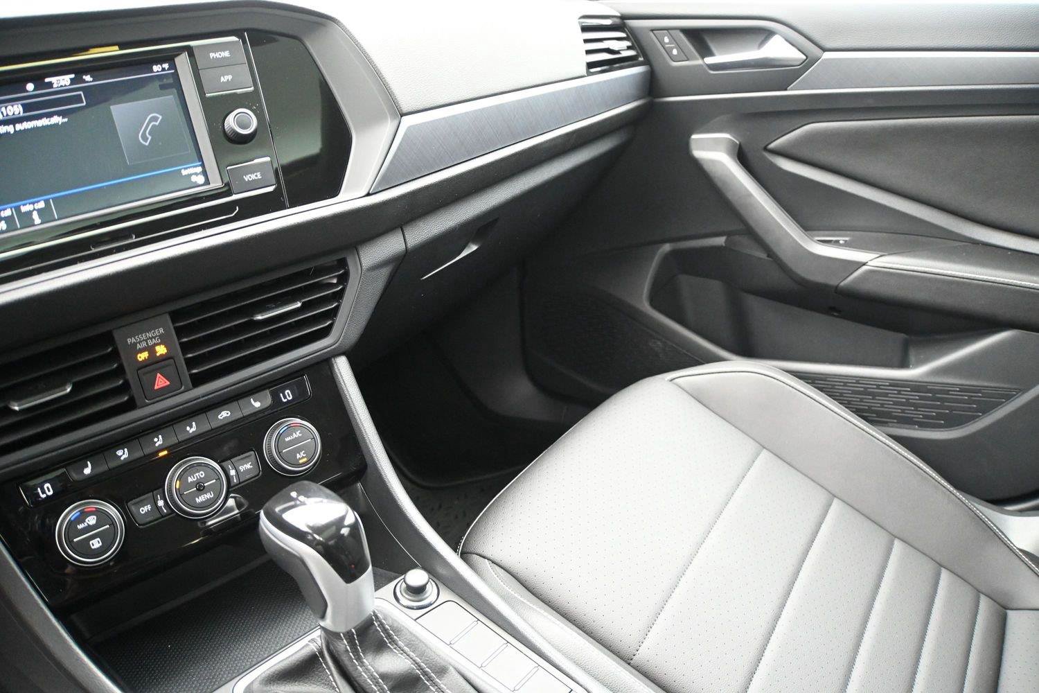 Used 2023 Volkswagen Jetta SE w/ Panoramic Sunroof Package FWD image 4