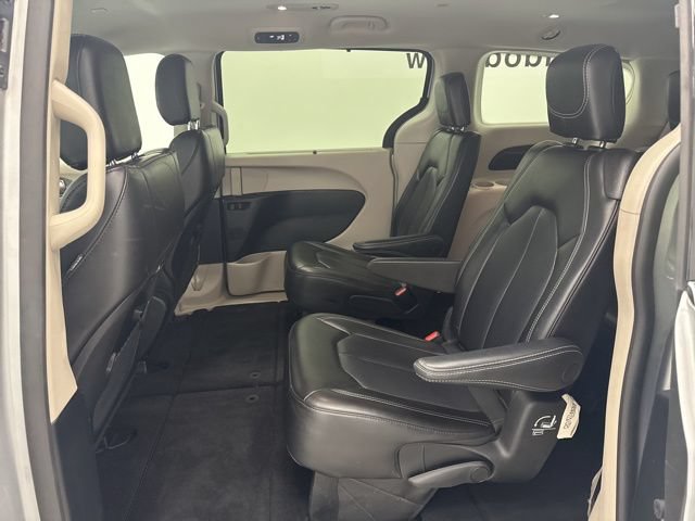 Used 2023 Chrysler Pacifica Touring-L FWD image 25