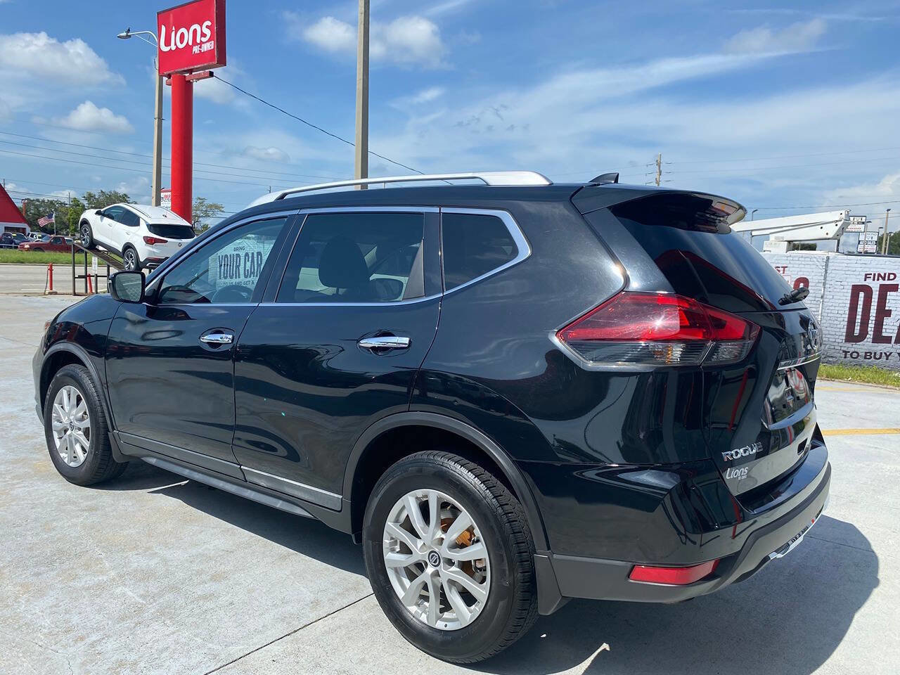 Used 2018 Nissan Rogue SV image 2