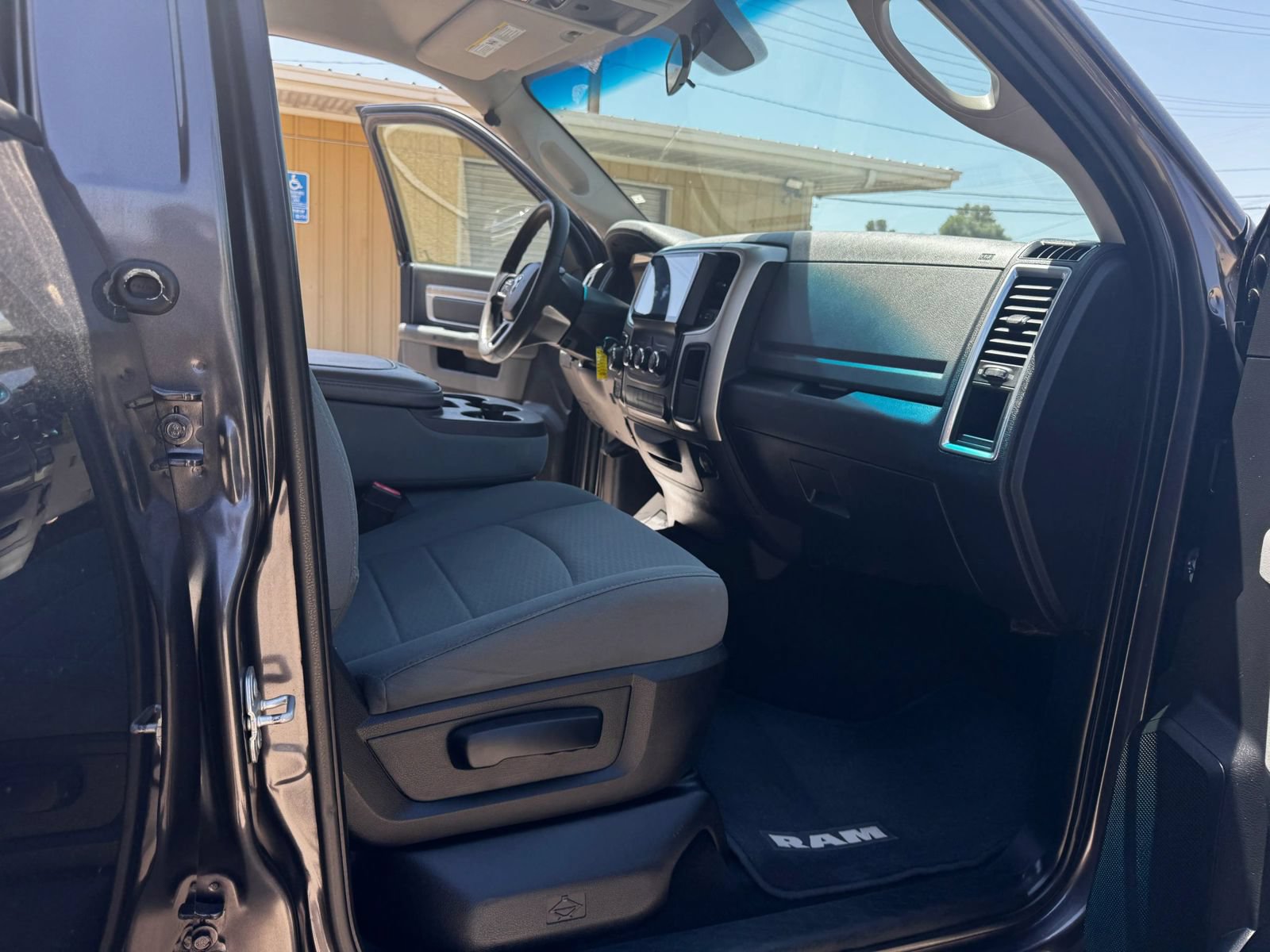 Used 2018 RAM 1500 Classic SLT AWD/4WD image 5