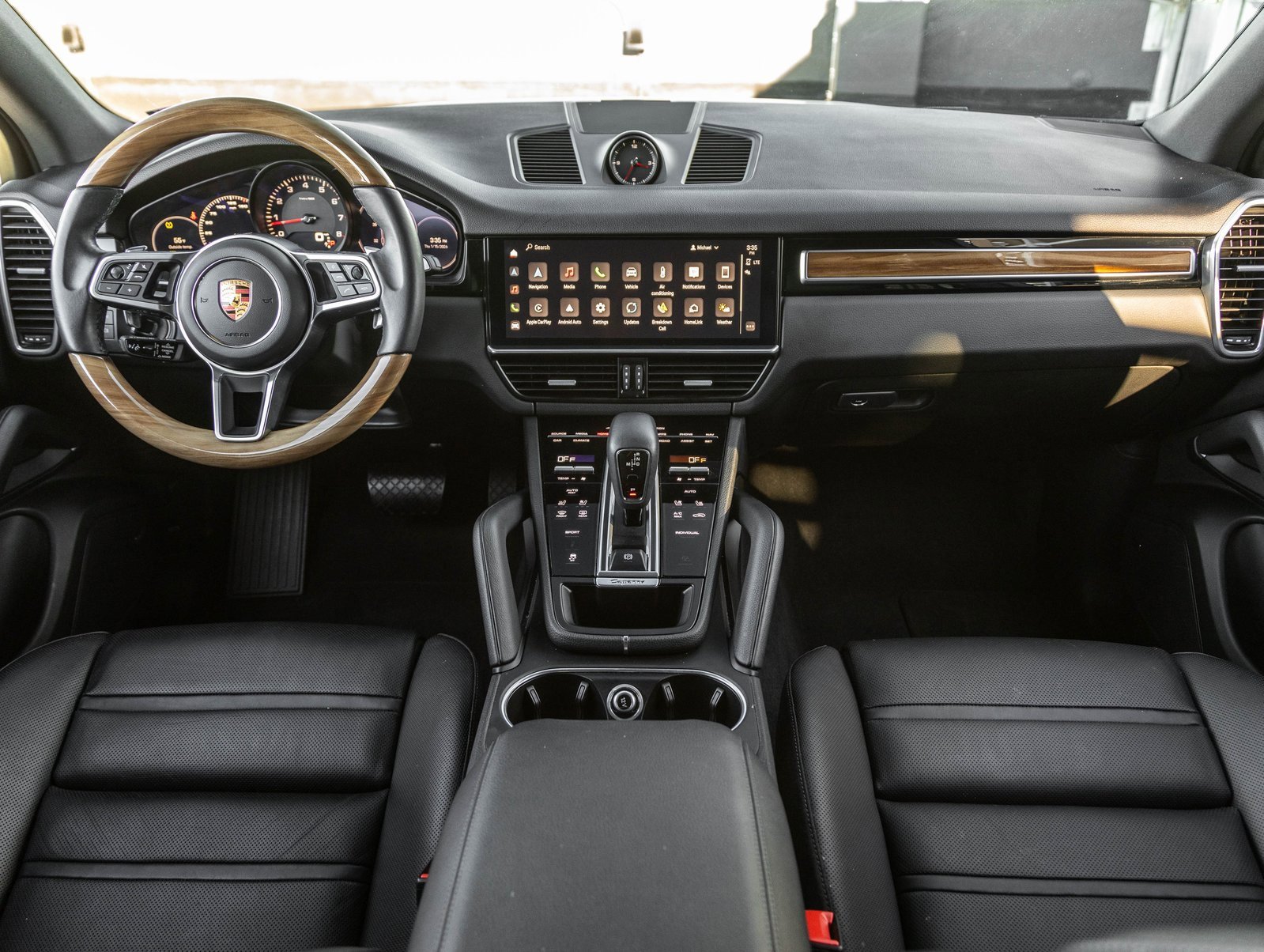 Certified 2023 Porsche Cayenne Platinum Edition image 12