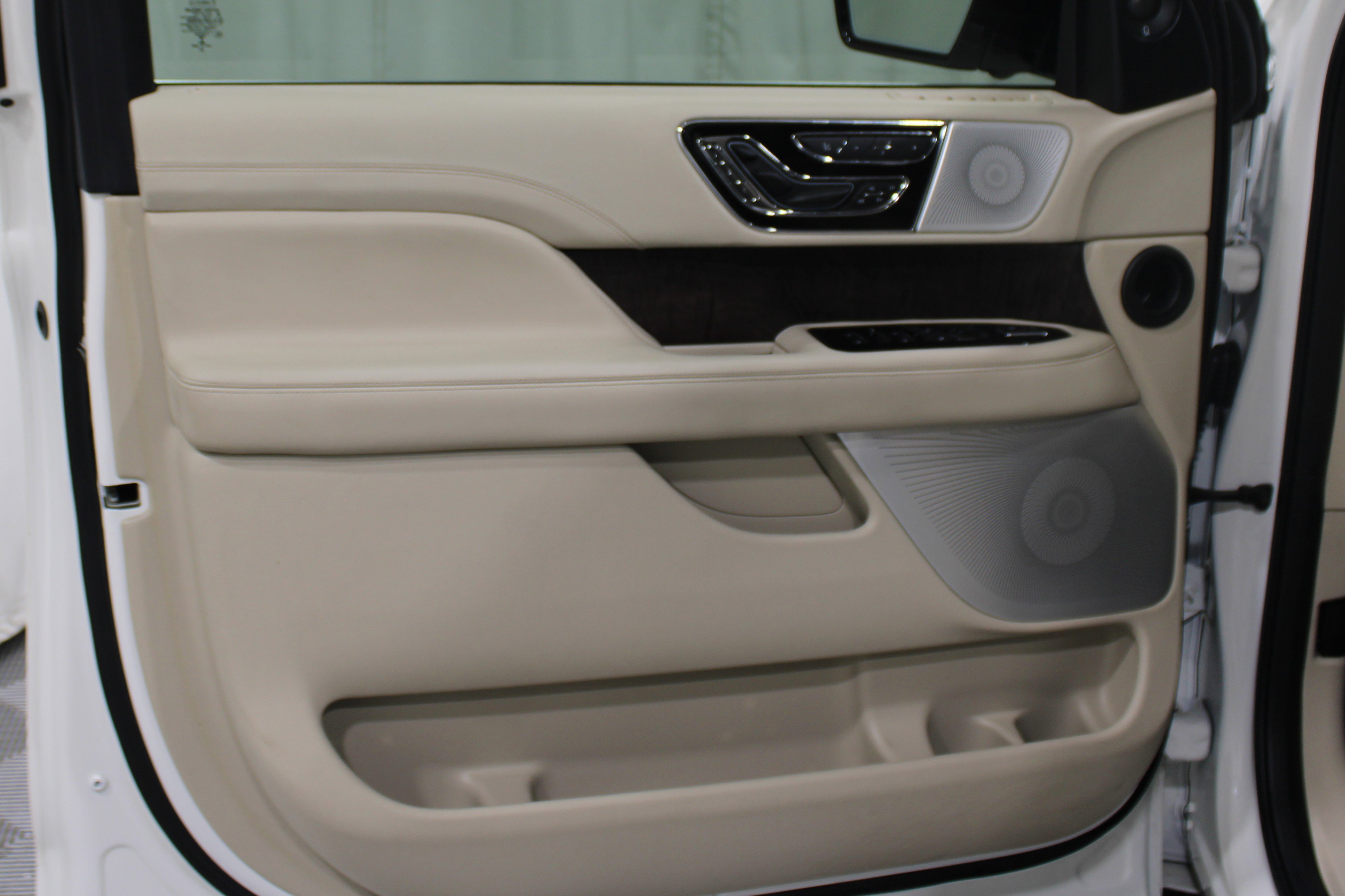 Used 2021 Lincoln Navigator Reserve w/ Luxury Package AWD/4WD image 4