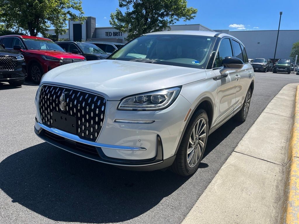 Certified 2025 Lincoln Corsair Reserve FWD image 3