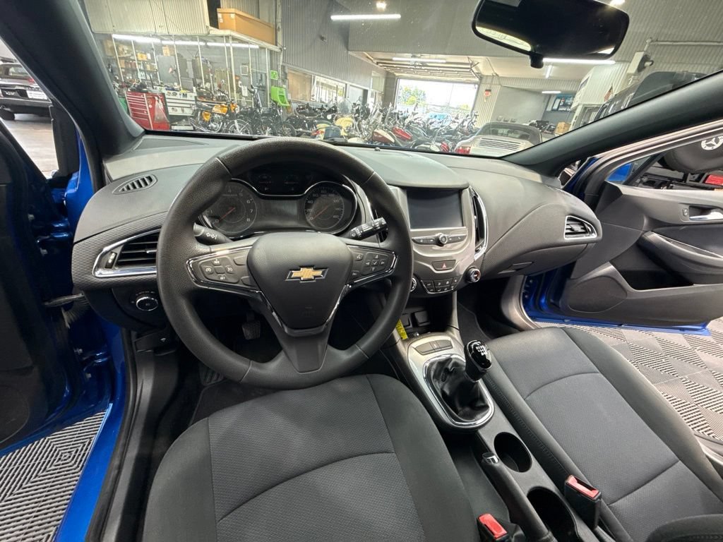 Used 2017 Chevrolet Cruze LT FWD image 16