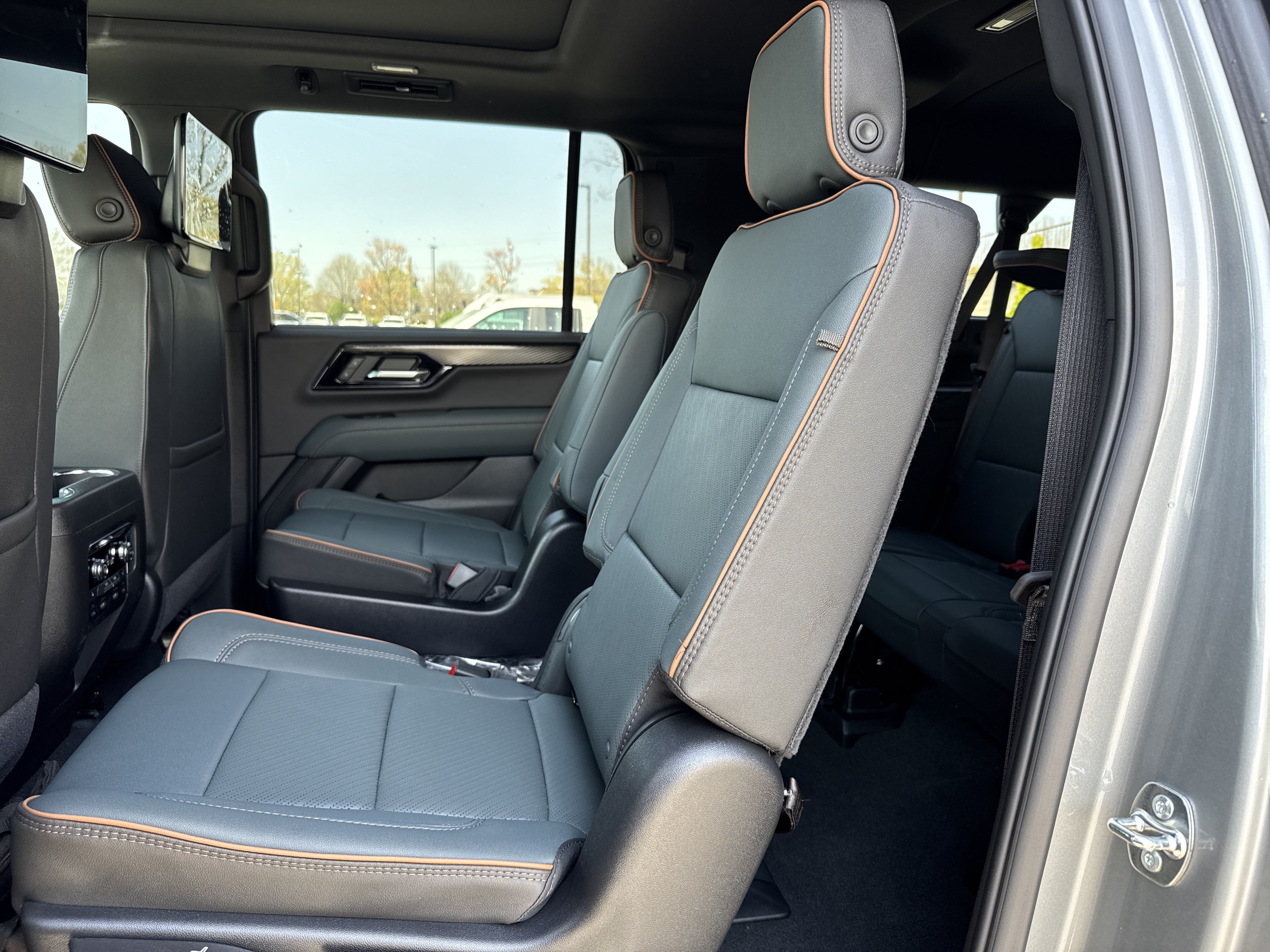 New 2026 GMC Yukon XL AT4 w/ AT4 Premium Plus Package AWD/4WD image 32
