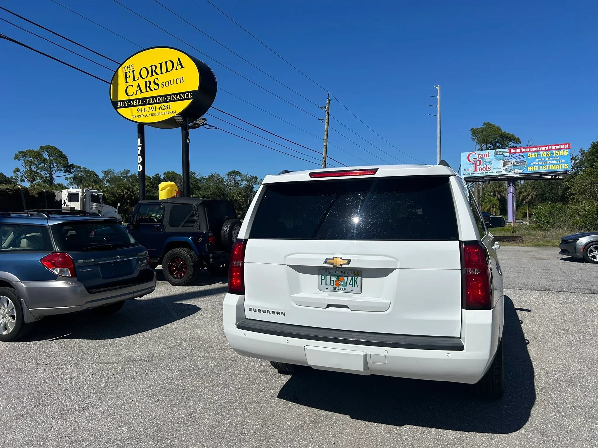 Used 2017 Chevrolet Suburban LT RWD image 3