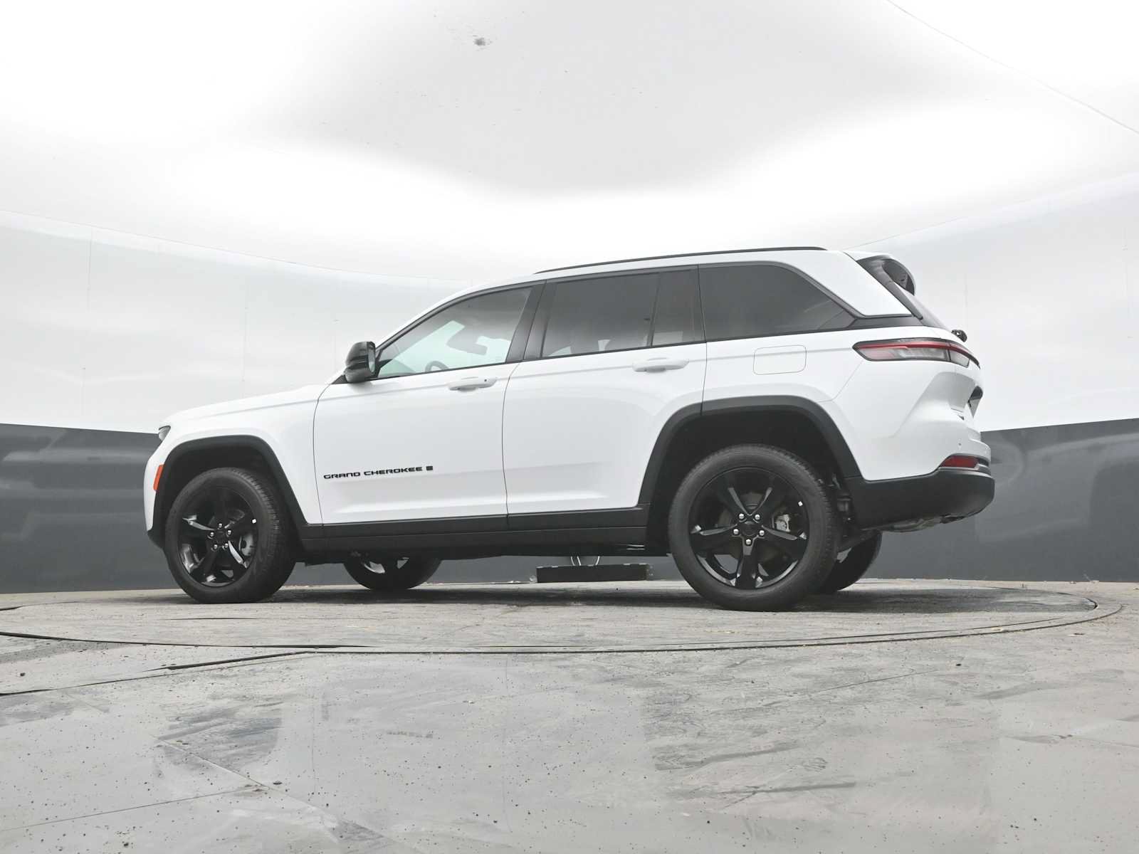 Used 2026 Jeep Grand Cherokee Limited w/ Limited Altitude Package AWD/4WD image 24