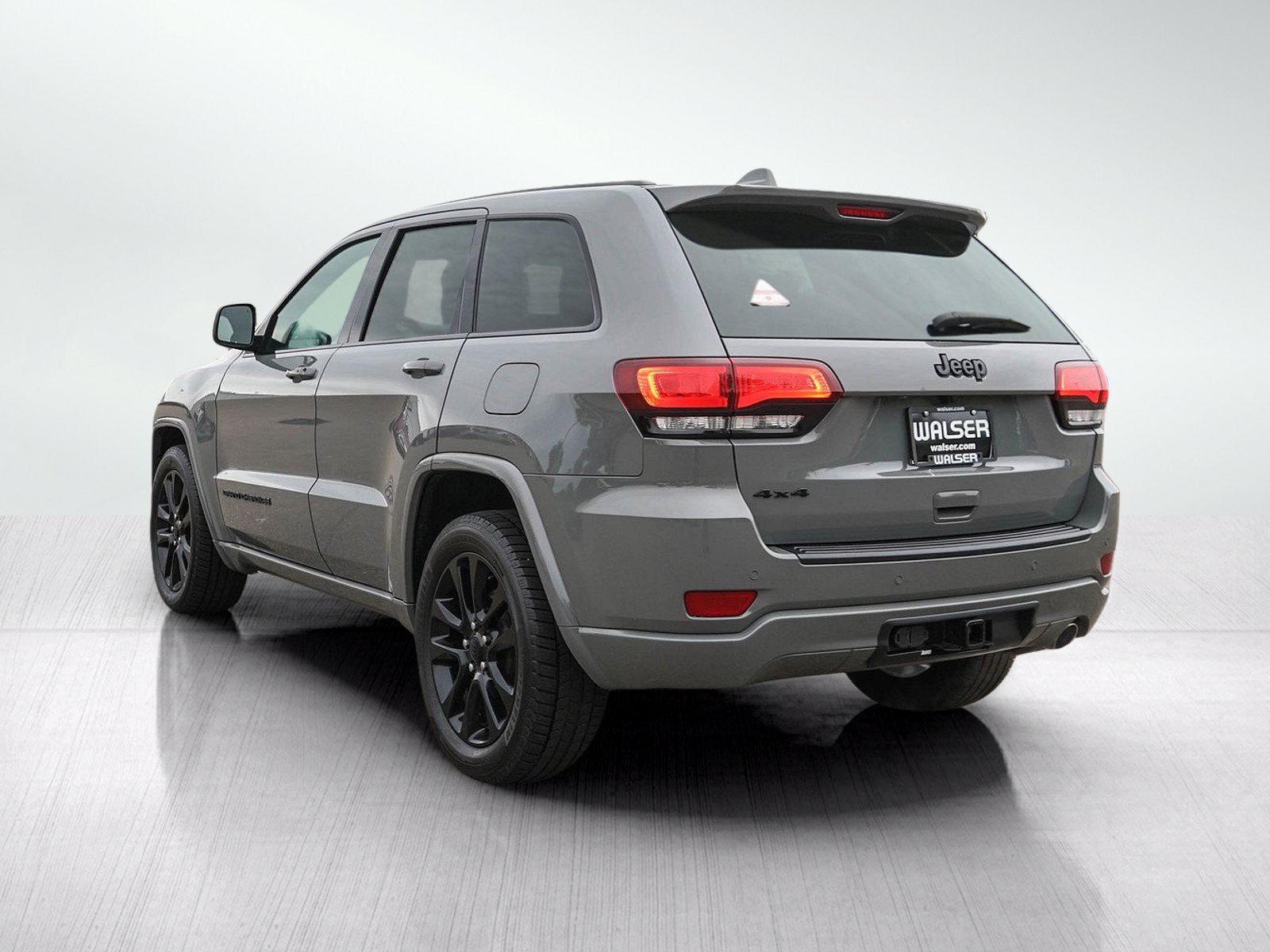 Used 2020 Jeep Grand Cherokee Altitude AWD/4WD image 3