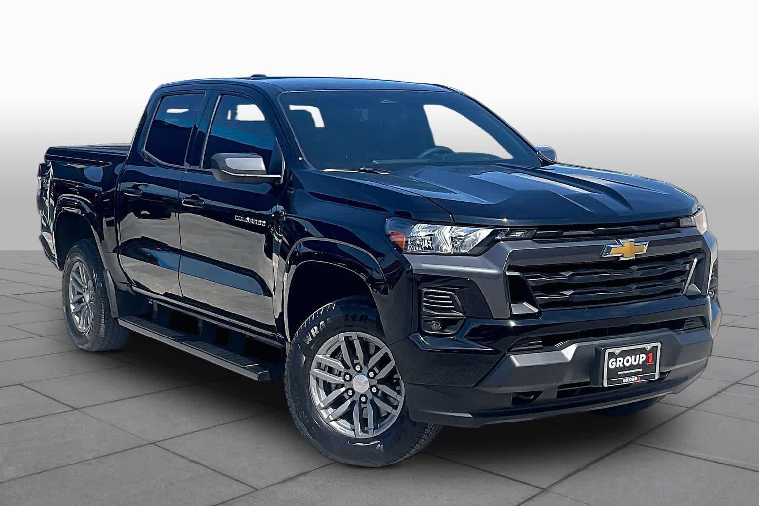 Used 2023 Chevrolet Colorado LT w/ LT Convenience Package II AWD/4WD image 3