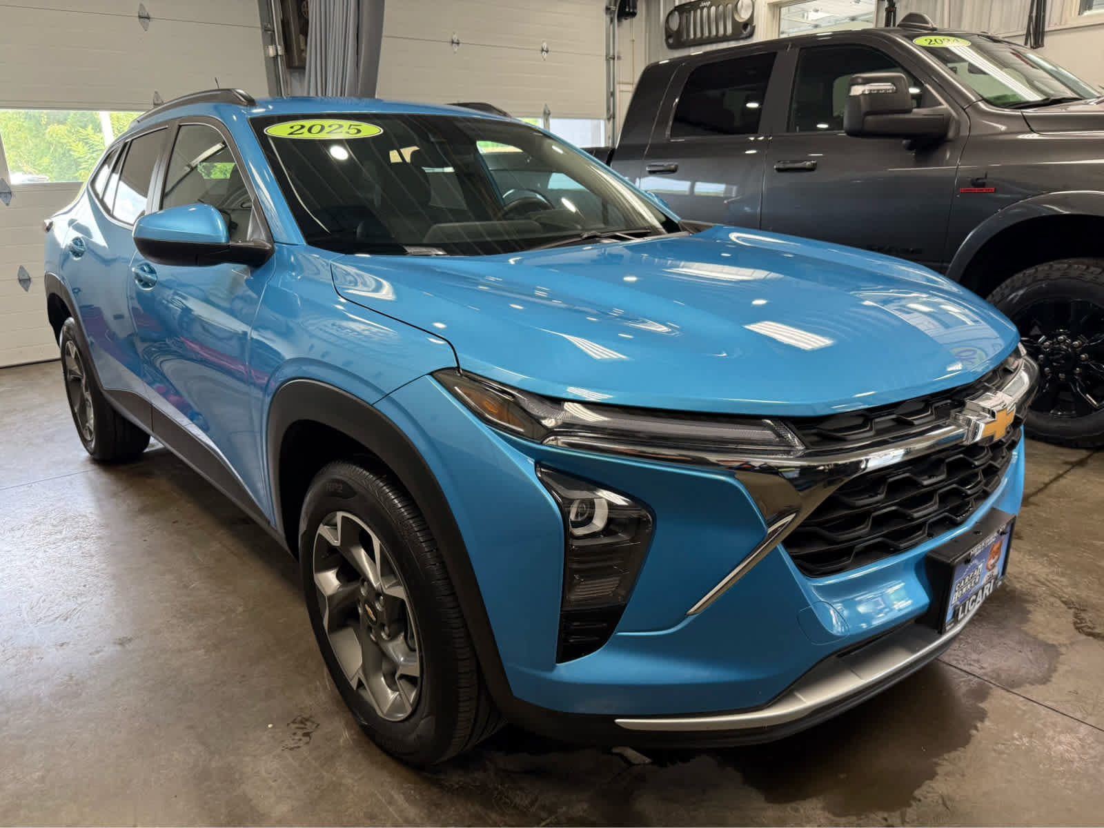 Used 2025 Chevrolet Trax LT w/ Driver Confidence Package FWD image 3