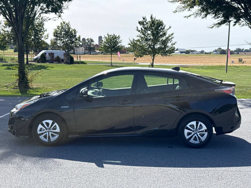 Used 2017 Toyota Prius Two w/ Carpet Mat Package FWD image 4