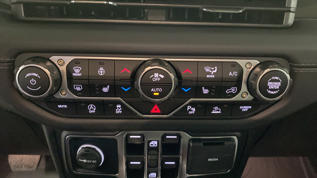Certified 2025 Jeep Gladiator Mojave AWD/4WD image 31