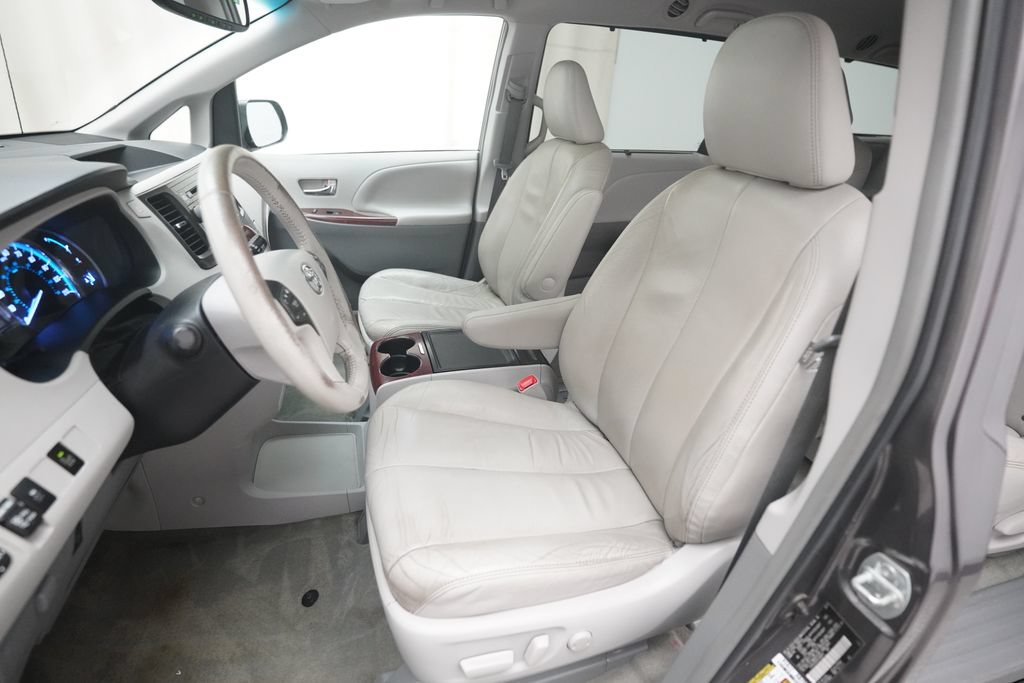 Used 2014 Toyota Sienna XLE FWD image 7
