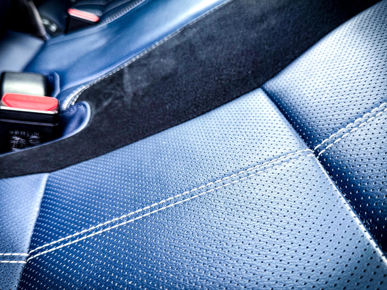 Used 2018 Land Rover Range Rover Velar R-Dynamic SE image 35