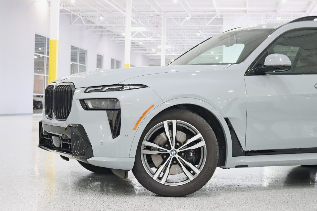 Used 2026 BMW X7 xDrive40i w/ M Sport Package AWD/4WD image 3
