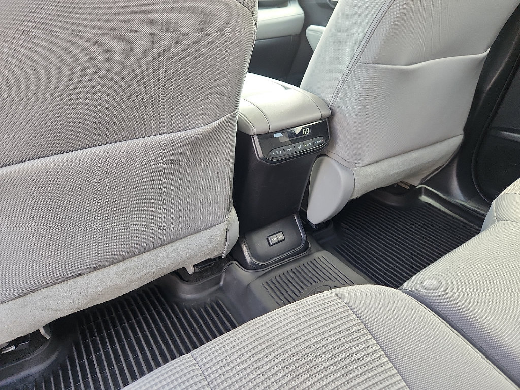 Used 2023 Toyota Highlander L FWD image 11