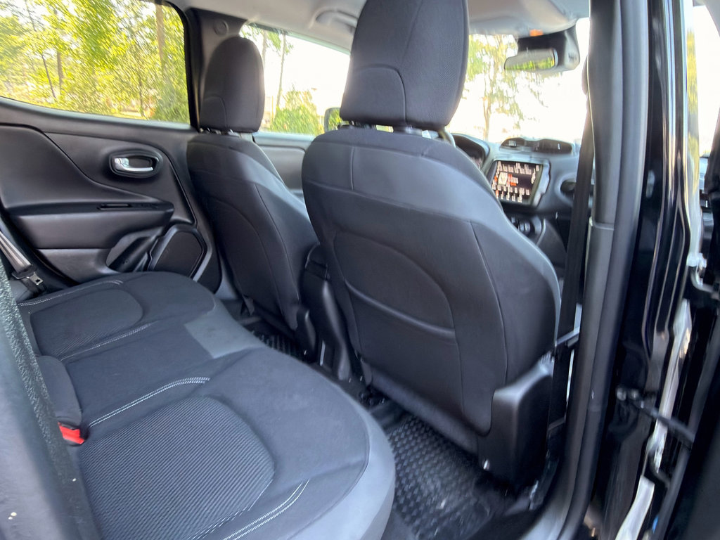 Used 2023 Jeep Renegade Altitude AWD/4WD image 19