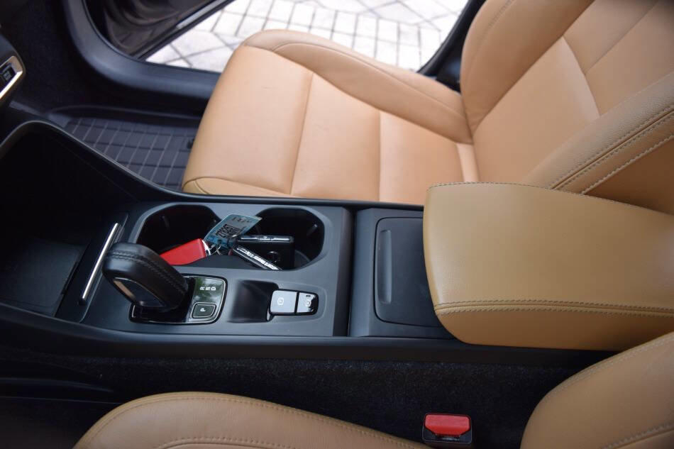 Used 2020 Volvo XC40 T5 Momentum w/ Protection Package Premier image 56