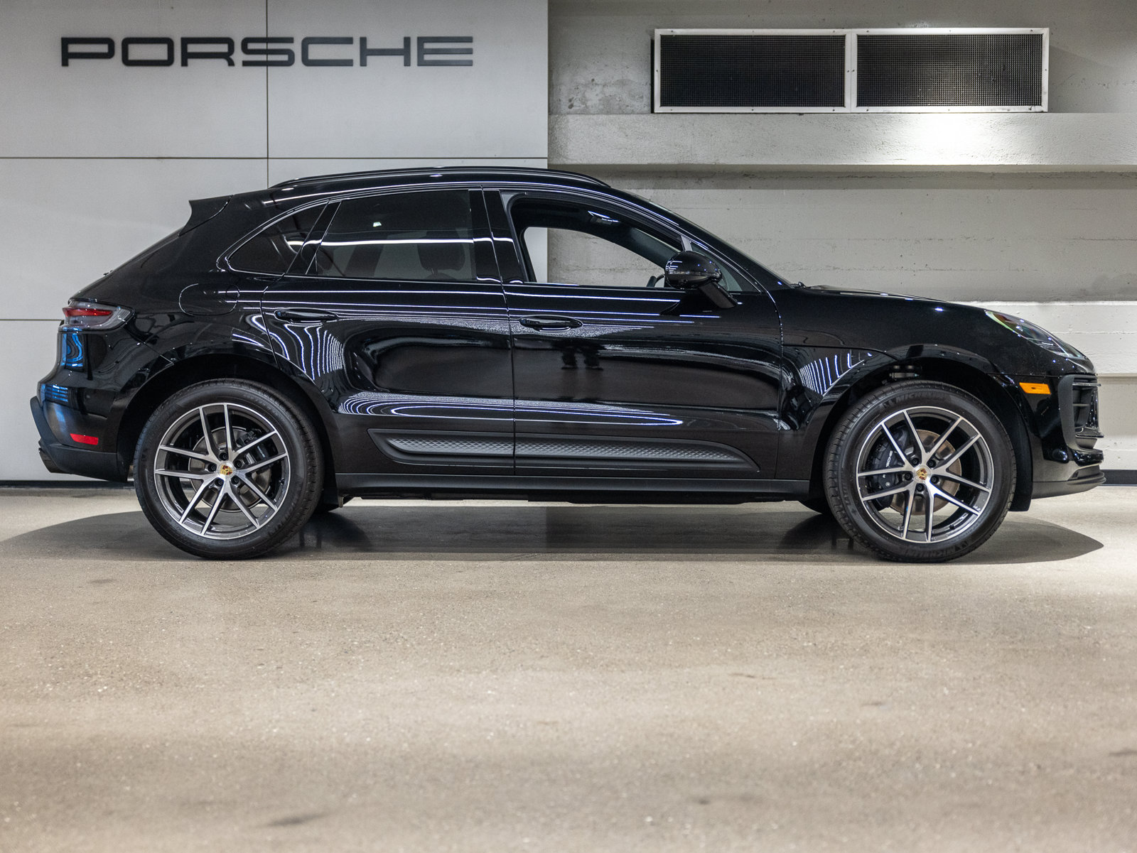 Used 2026 Porsche Macan AWD/4WD image 9