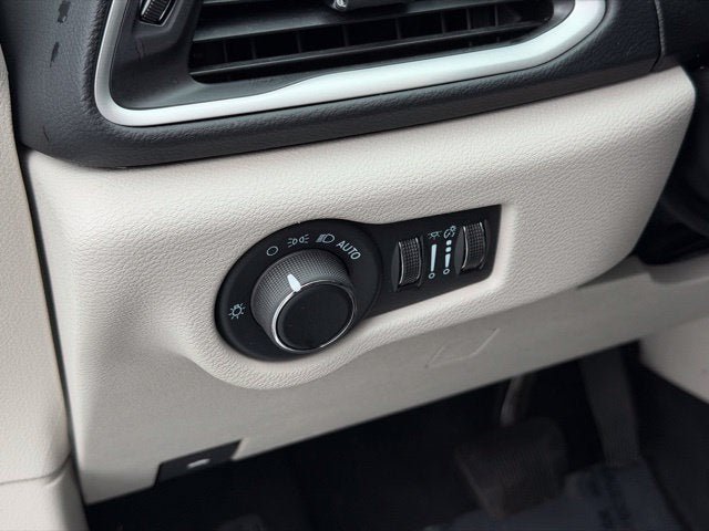 Certified 2023 Chrysler Voyager LX FWD image 15
