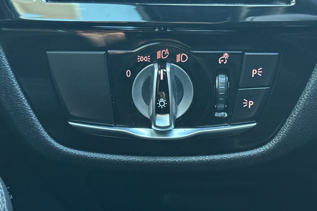 Used 2020 BMW 530e w/ Convenience Package image 30