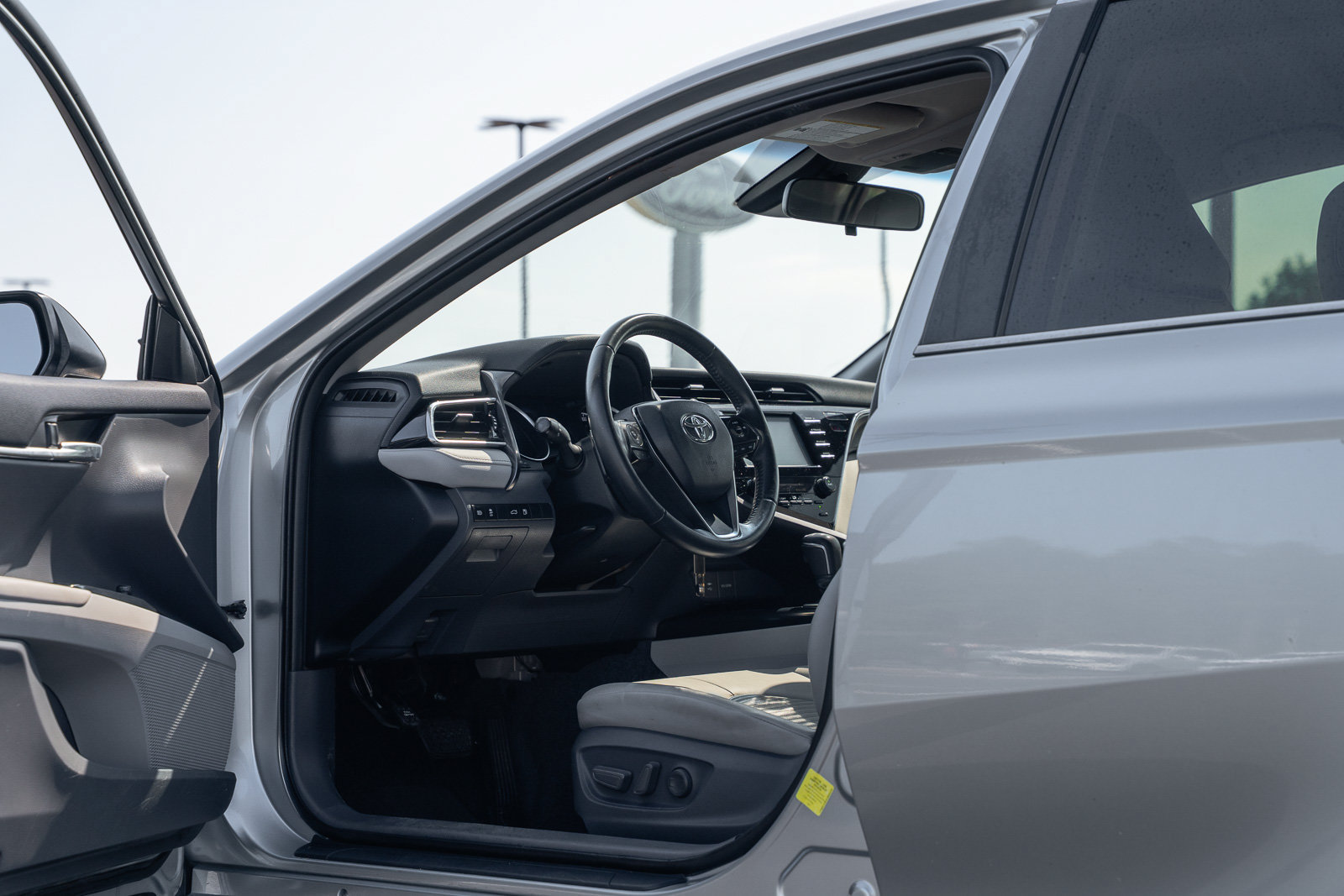Used 2018 Toyota Camry SE FWD image 18