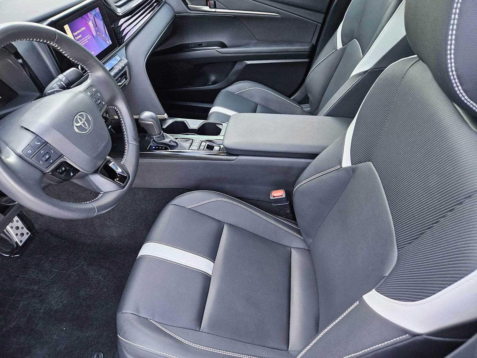 Used 2025 Toyota Camry SE w/ Convenience Package image 18