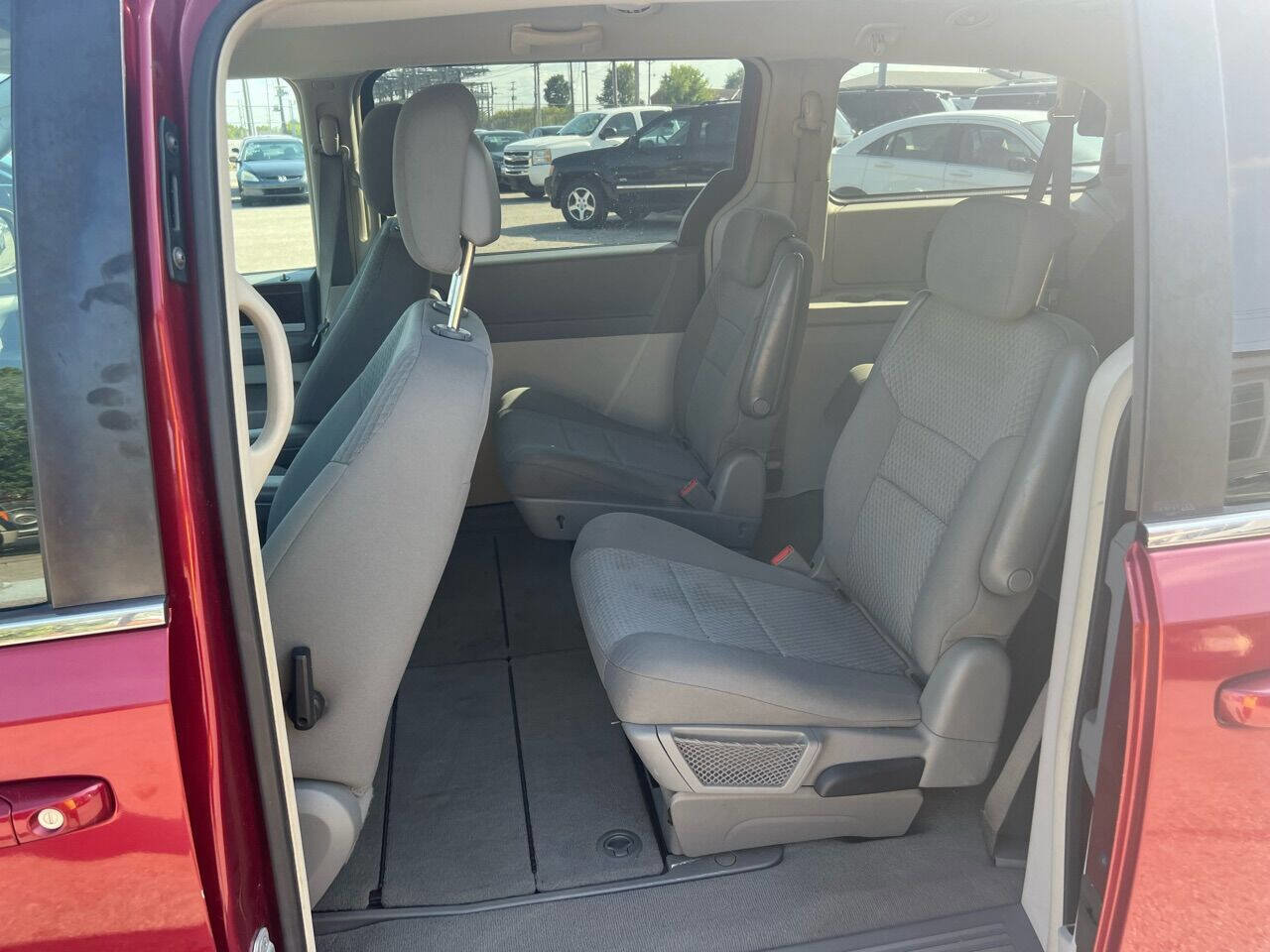 Used 2010 Chrysler Town & Country Touring image 15