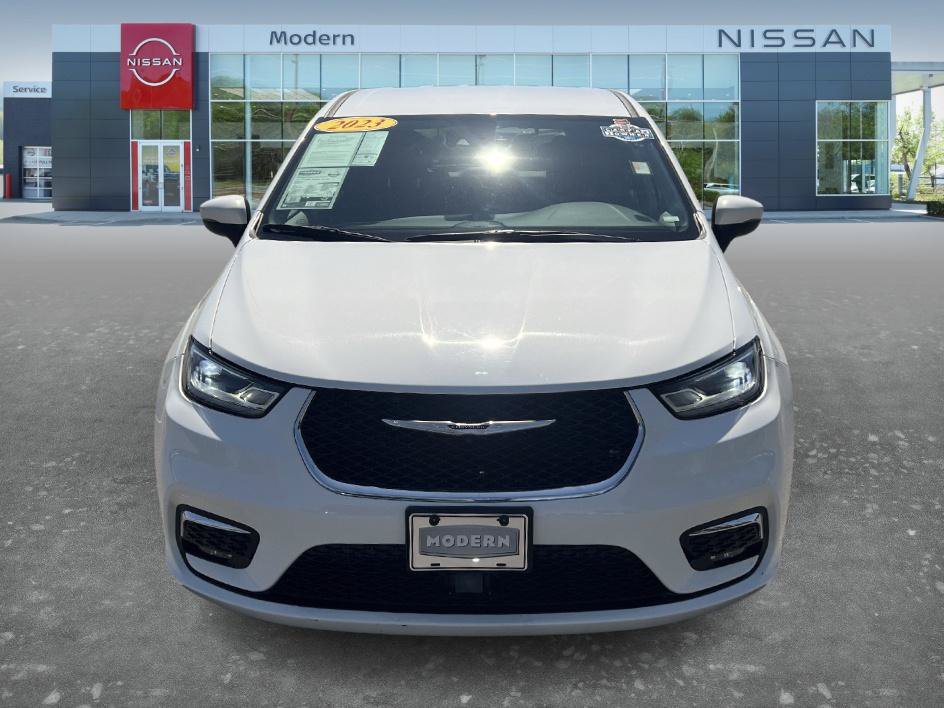 Used 2023 Chrysler Pacifica Touring-L FWD image 2
