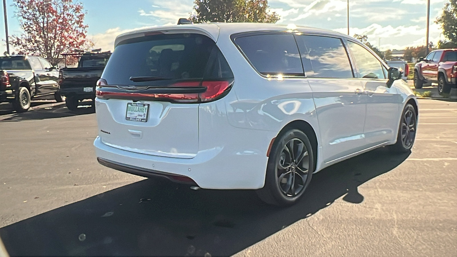New 2026 Chrysler Pacifica Select image 3