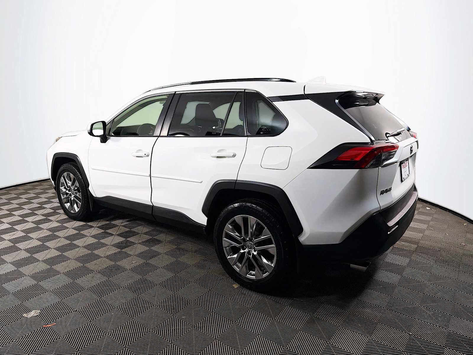 Used 2020 Toyota RAV4 XLE Premium image 6