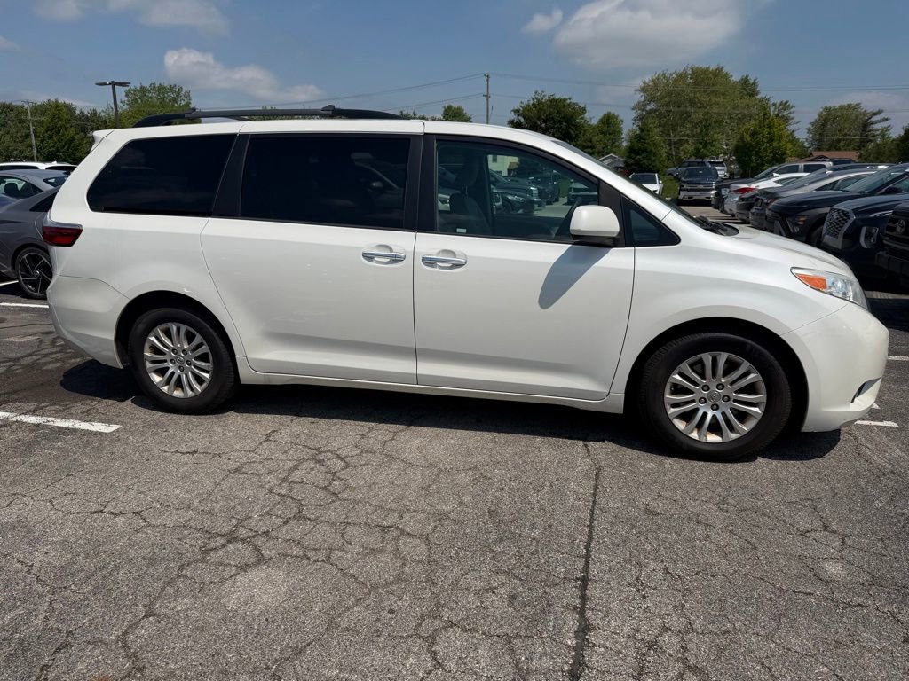 Used 2017 Toyota Sienna XLE Premium FWD image 3