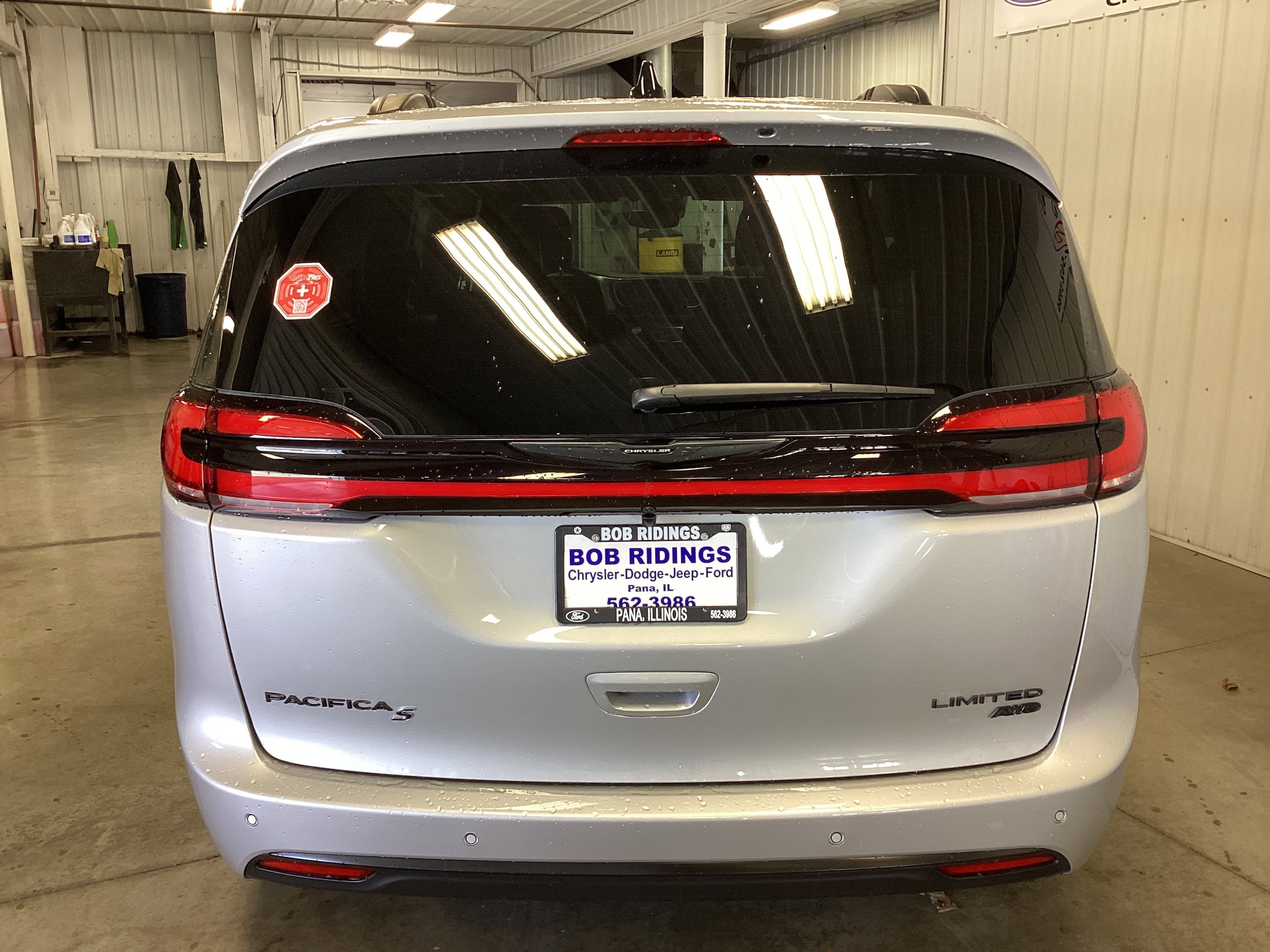New 2026 Chrysler Pacifica Limited w/ S Appearance Package AWD/4WD image 4