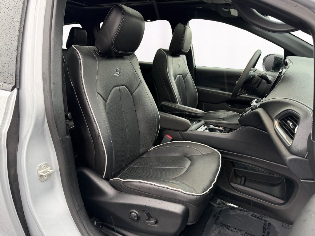 Used 2023 Chrysler Pacifica Limited w/ S Appearance Package FWD image 15
