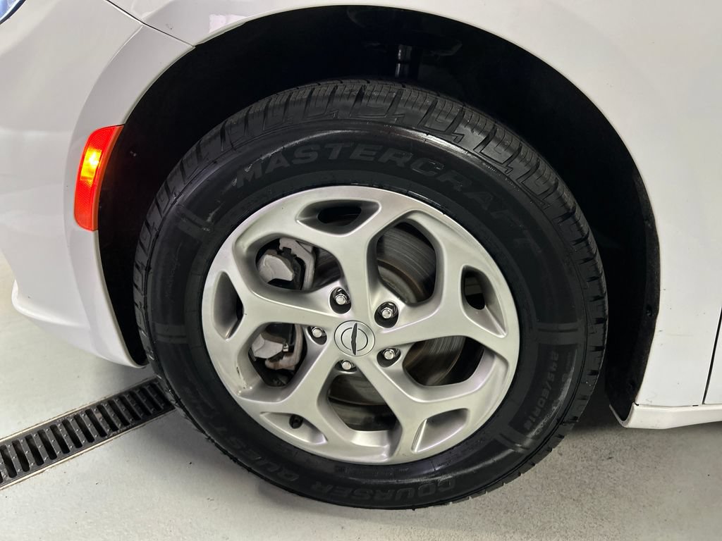 Used 2024 Chrysler Pacifica Limited w/ Uconnect Theater Family Group AWD/4WD image 9