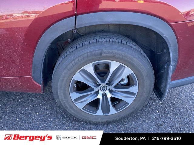 Used 2023 Toyota Highlander XLE AWD/4WD image 8