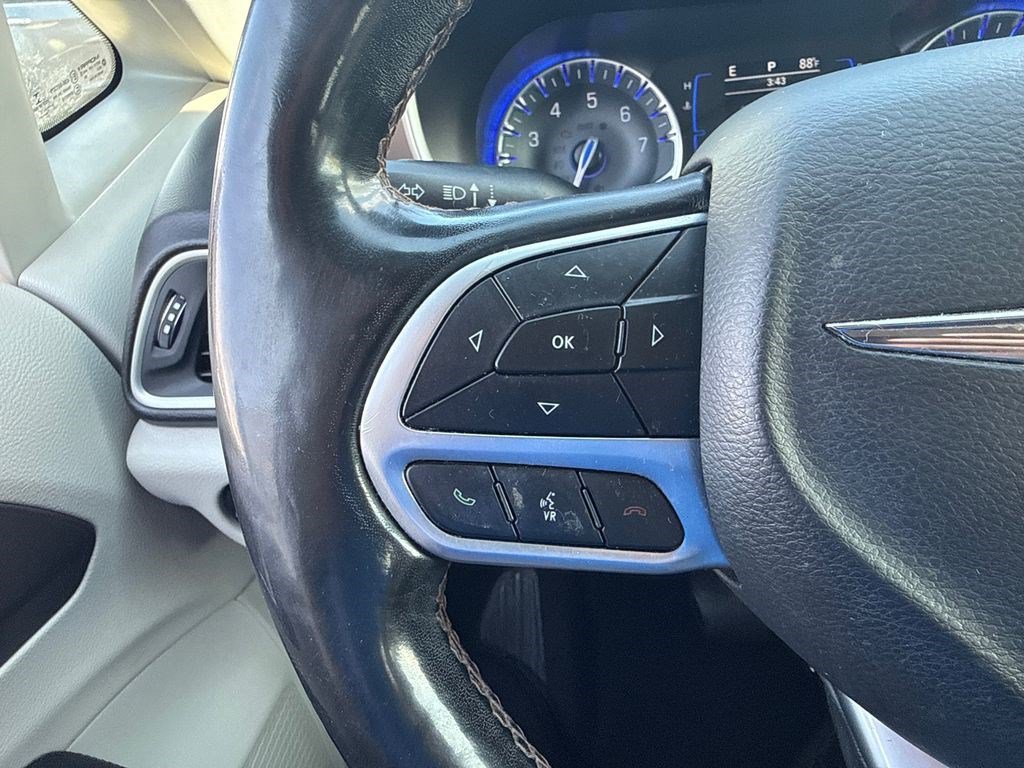 Used 2019 Chrysler Pacifica Touring Plus w/ Tire & Wheel Group FWD image 24