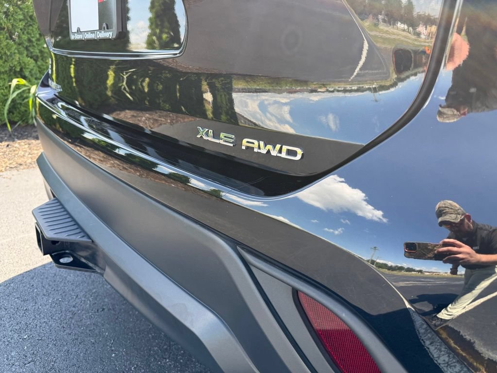Used 2022 Toyota Highlander XLE AWD/4WD image 9