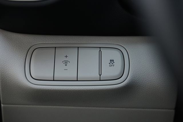 Used 2024 Hyundai Venue SEL image 18