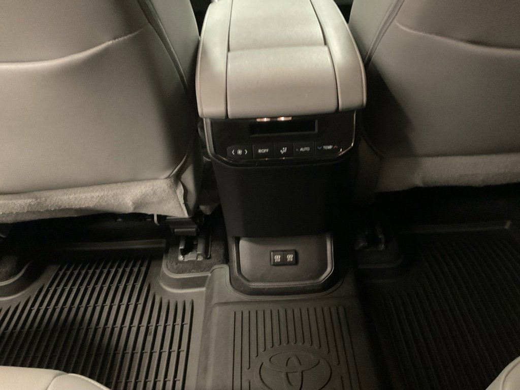 Used 2021 Toyota Highlander XLE image 28