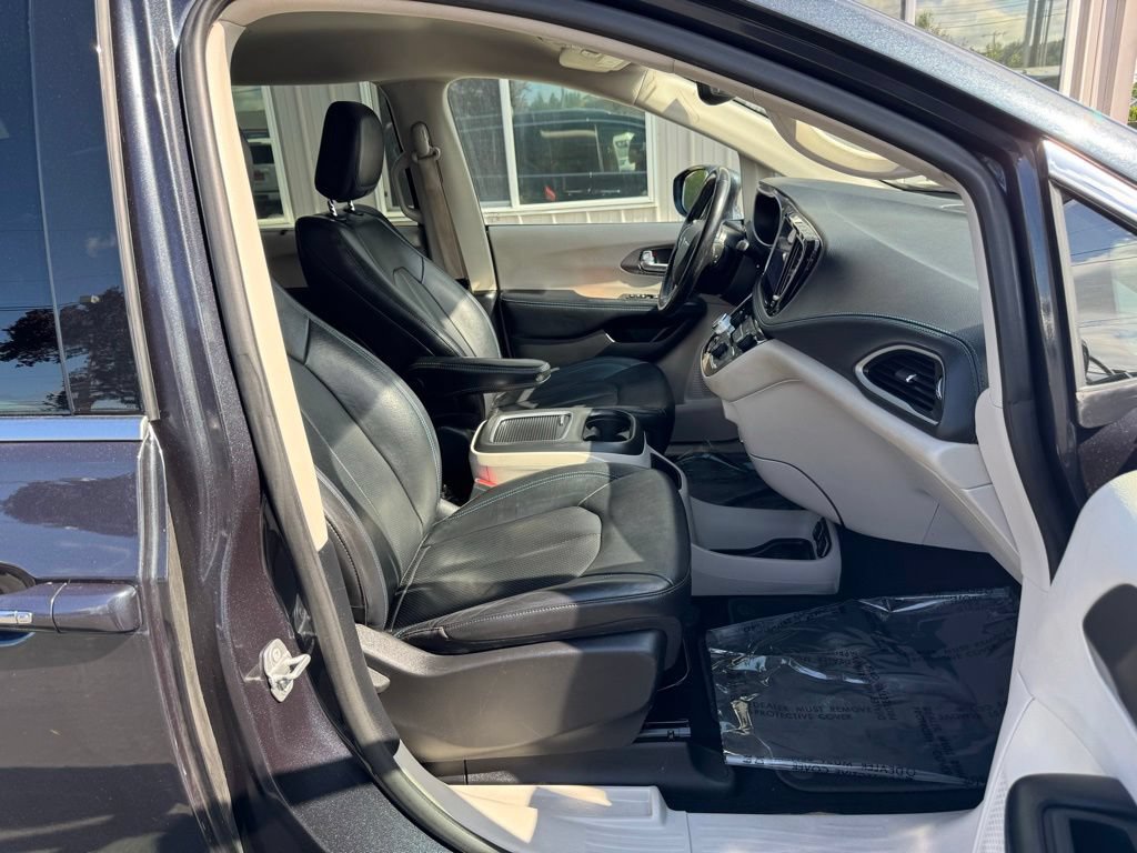 Used 2021 Chrysler Pacifica Touring-L FWD image 15