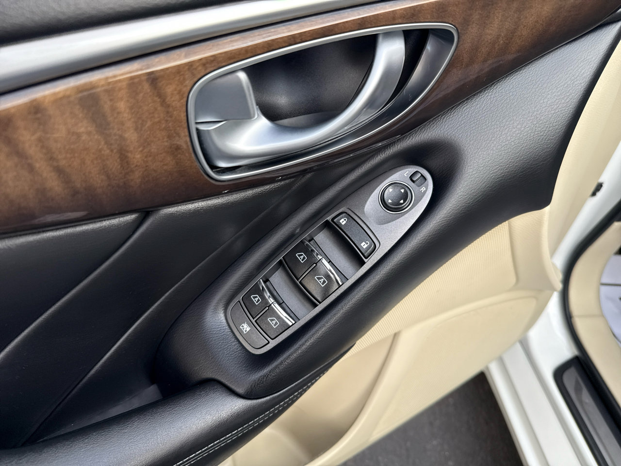 Used 2018 INFINITI Q50 Luxe w/ Essential Package (3.0T Luxe) image 9