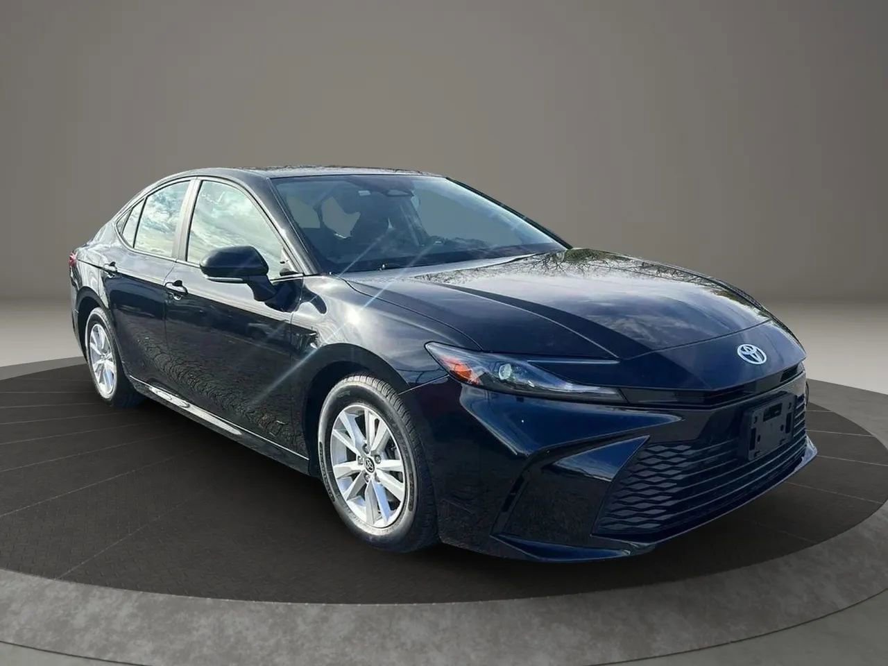 Used 2025 Toyota Camry LE image 3