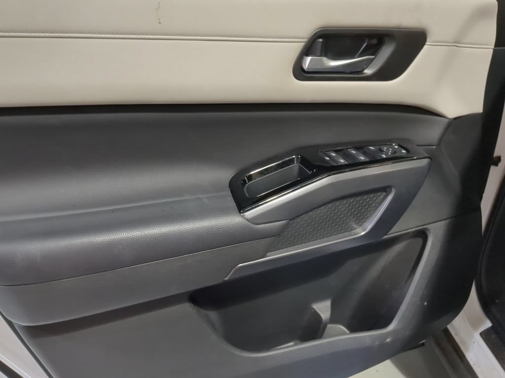 Used 2024 Nissan Pathfinder SL w/ Lighting Package (N92) AWD/4WD image 14