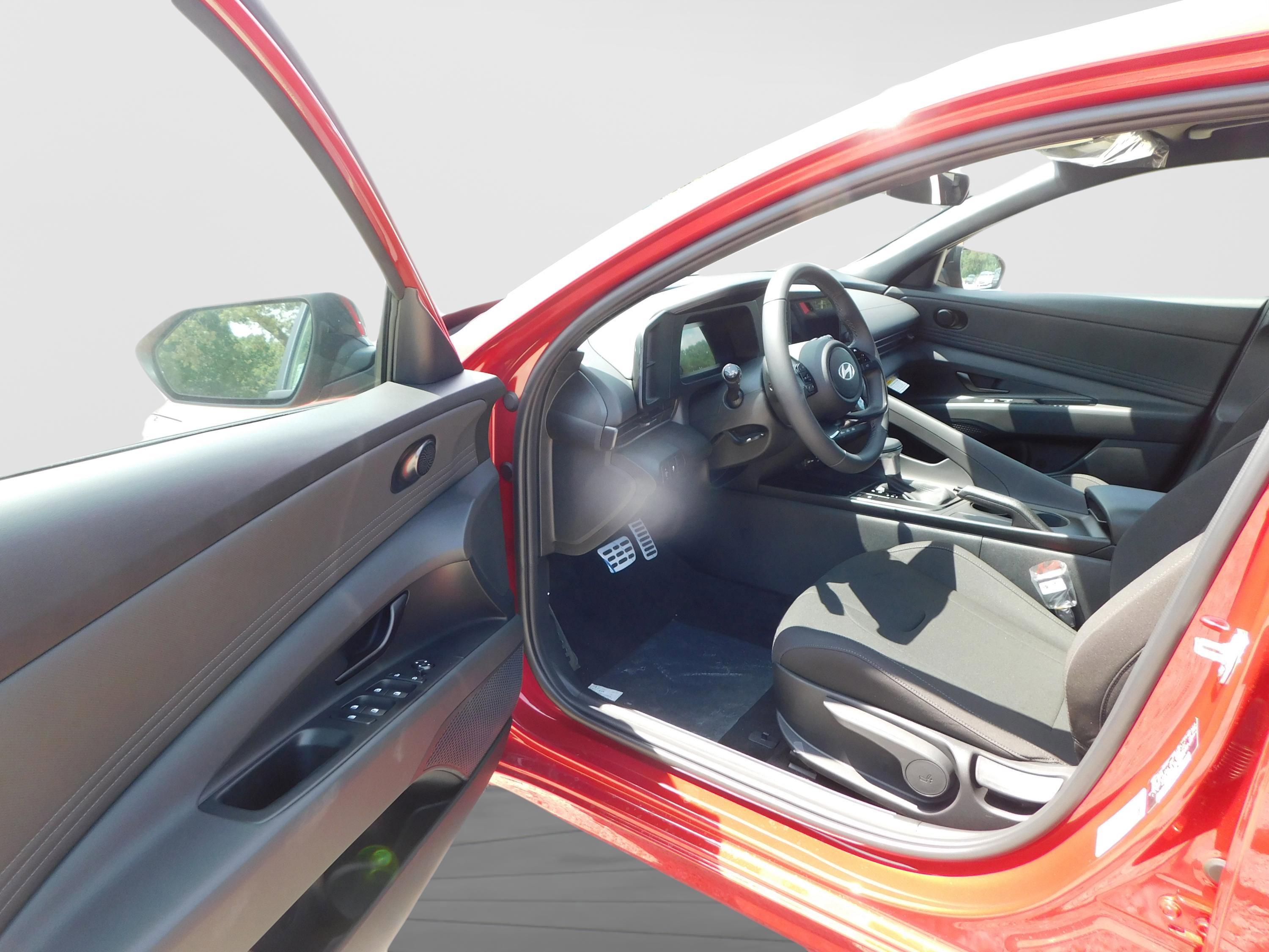 Used 2025 Hyundai Elantra Sport FWD image 9