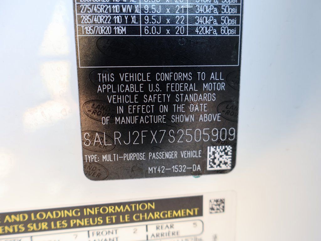 Used 2025 Land Rover Discovery S image 41