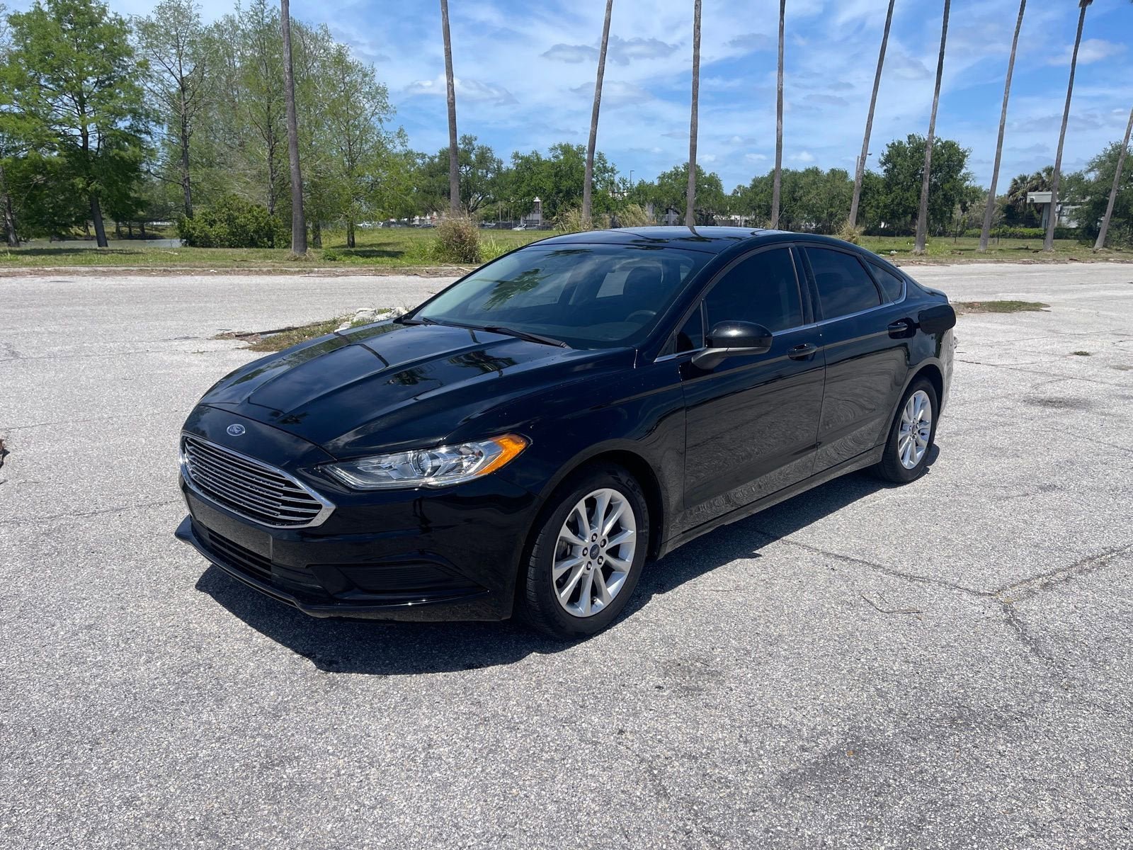 Used 2017 Ford Fusion SE w/ Fusion SE Technology Package image 2