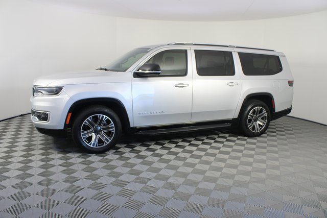 Used 2023 Jeep Wagoneer L Series II image 2