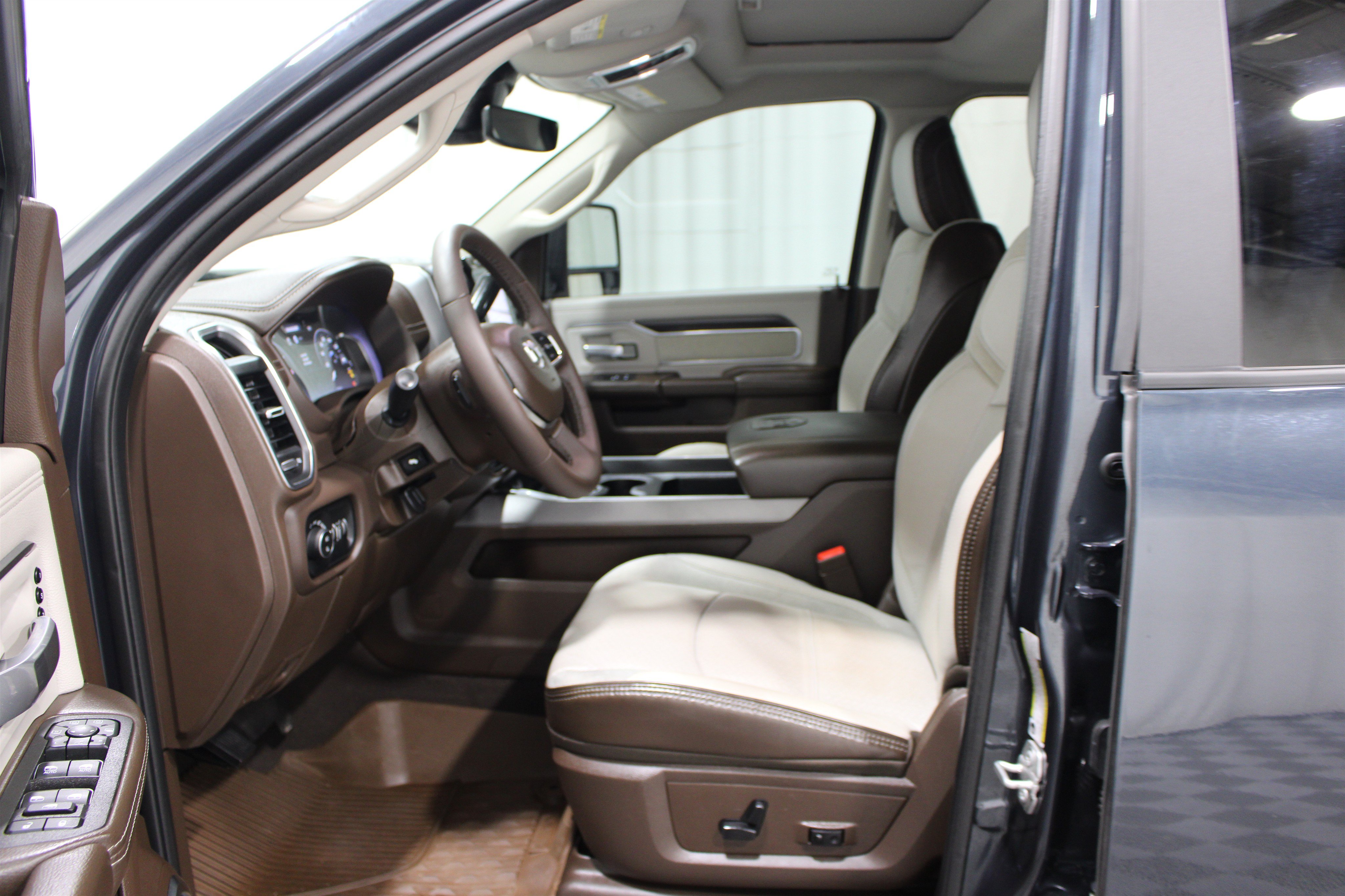 Used 2026 RAM 3500 Laramie AWD/4WD image 3