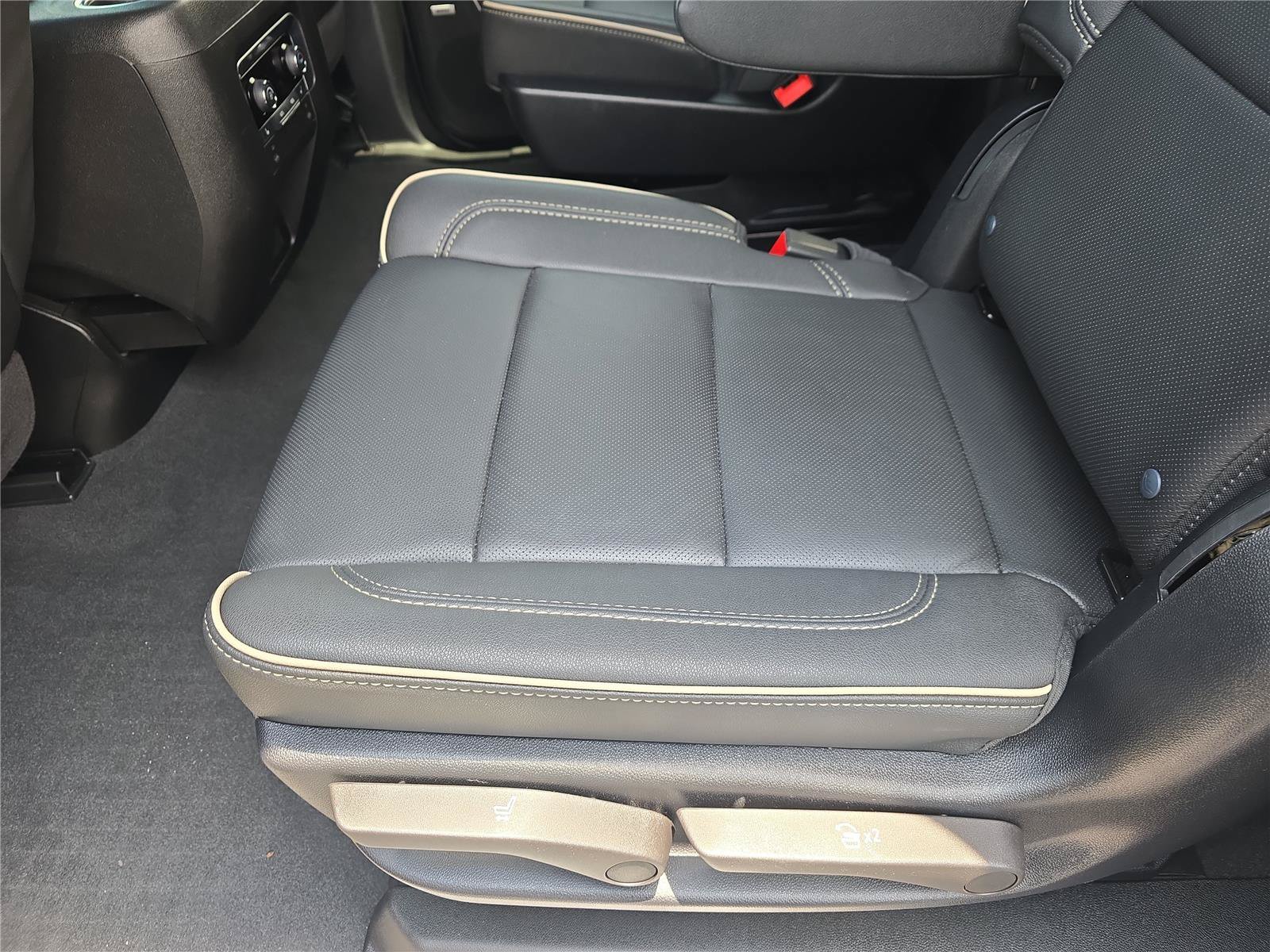 Used 2025 Chevrolet Suburban Premier AWD/4WD image 13